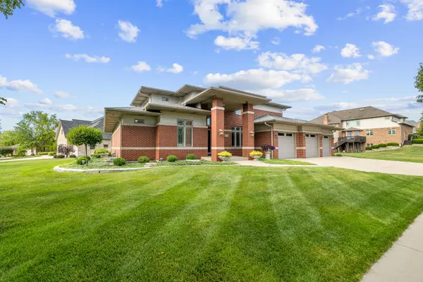 16676 Stratton DR, Lemont, IL 60439
