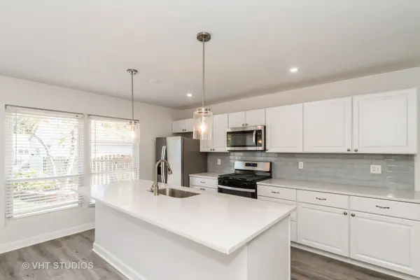 1017 N Country LN, Palatine, IL 60067