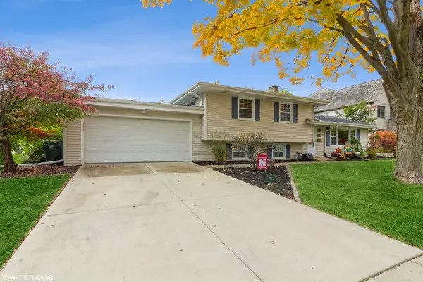 135 Robin Hill DR, Naperville, IL 60540