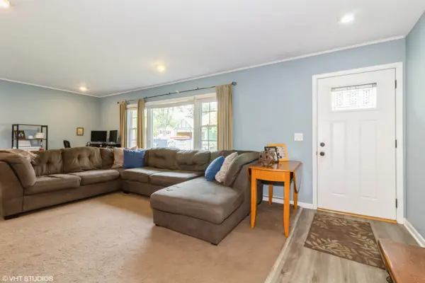 135 Robin Hill DR, Naperville, IL 60540