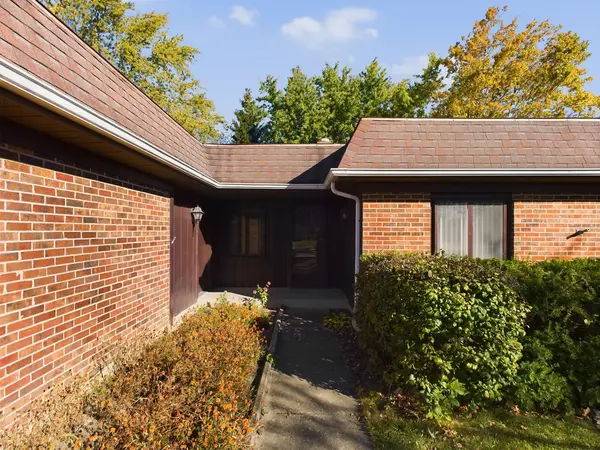 1700 Shorewood DR W, Hoffman Estates, IL 60192