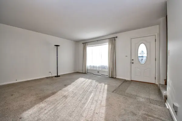 1393 Dairy LN, Mundelein, IL 60060