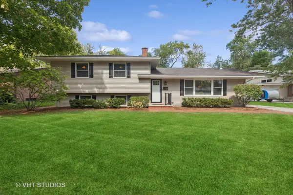 327 Hazelwood DR, Naperville, IL 60540