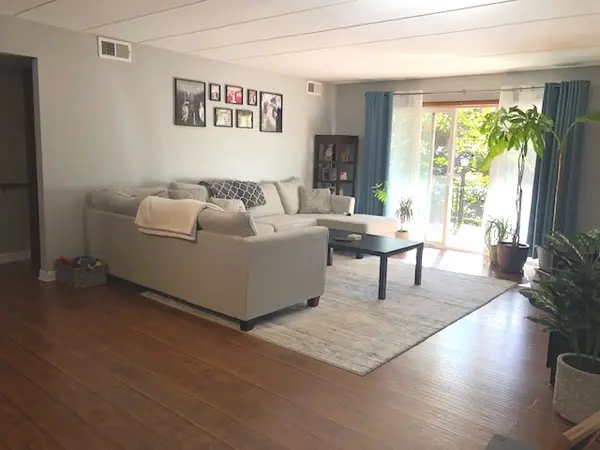 8612 W 95 PL #104, Hickory Hills, IL 60457
