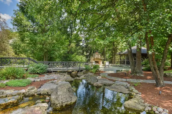 221 Hawley LN, Geneva, IL 60134