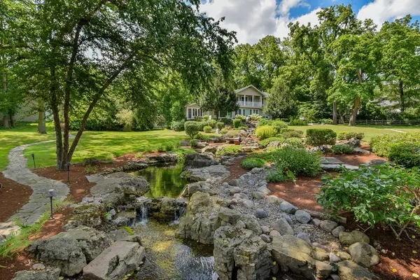 221 Hawley LN, Geneva, IL 60134