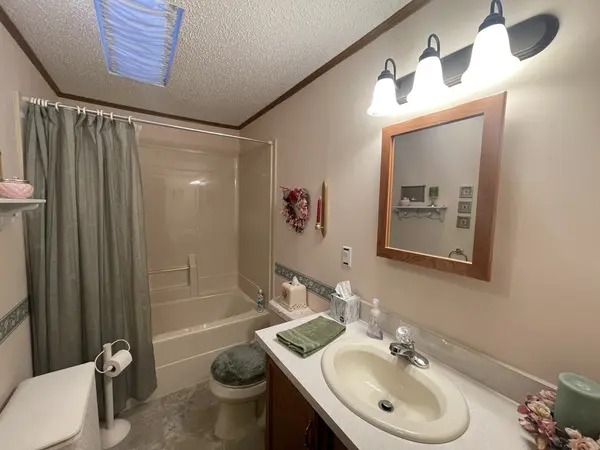 5 Swan LN, Beecher, IL 60401