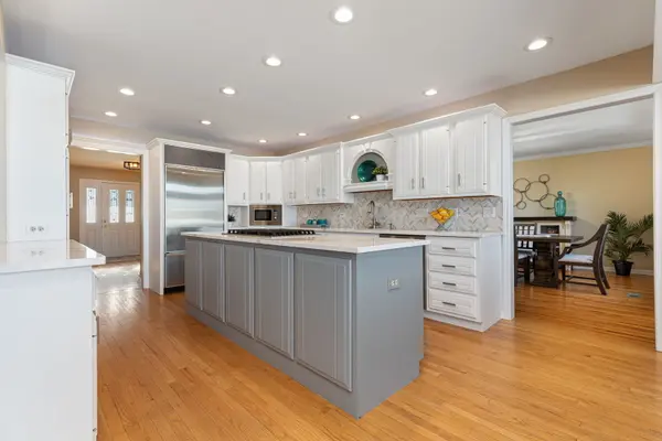 740 WINSTON DR, Elk Grove Village, IL 60007
