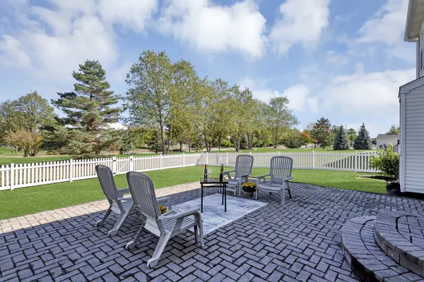 811 Lake Cornish WAY, Algonquin, IL 60102