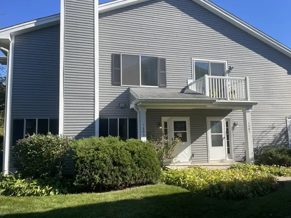1305 Barclay LN, Deerfield, IL 60015