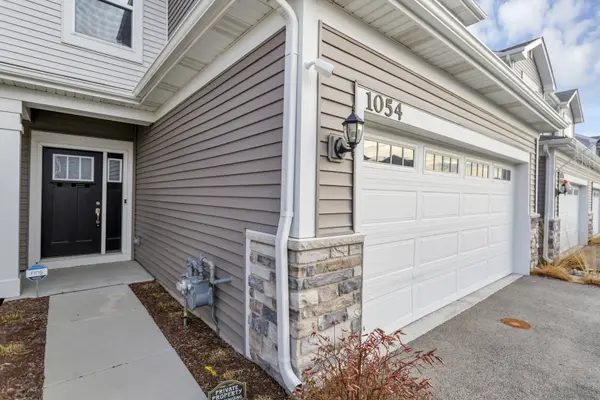 1054 Moraine DR, South Elgin, IL 60177