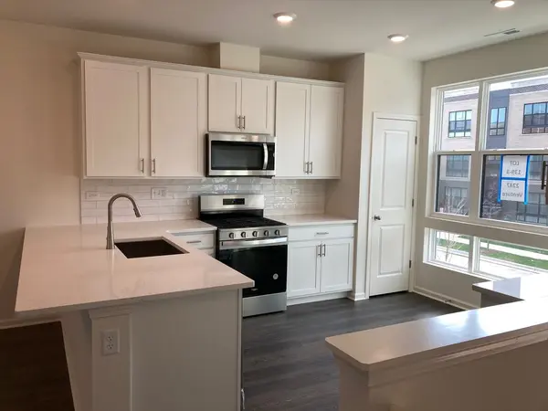 2247 Venture DR, Schaumburg, IL 60173