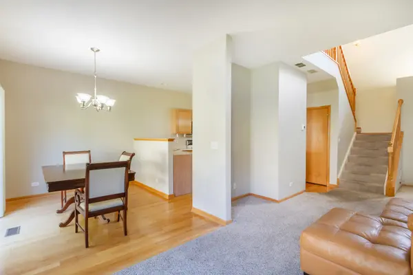 201 Nicole DR #E, South Elgin, IL 60177