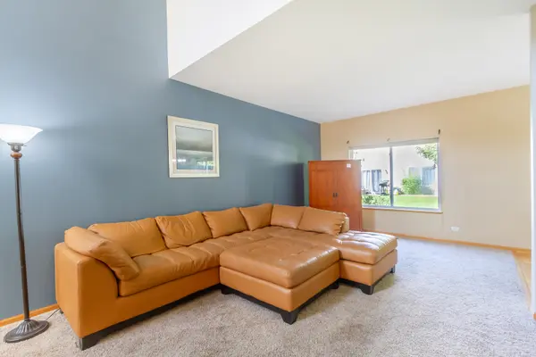 201 Nicole DR #E, South Elgin, IL 60177