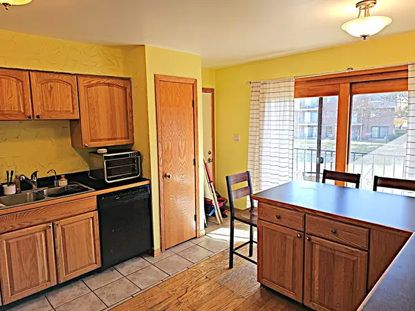 1424 CAROL CT #2A, Palatine, IL 60074