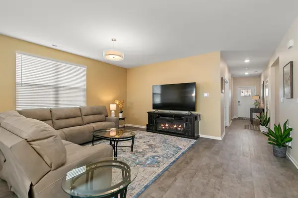1190 Heritage CT, Pingree Grove, IL 60140