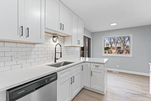 386 Lambert DR #D1, Schaumburg, IL 60193