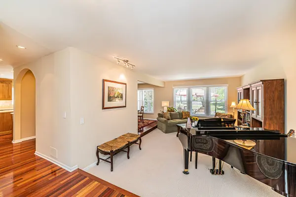 222 Carmelhead LN, Schaumburg, IL 60193