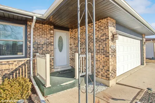 925 Sycamore LN, Bartlett, IL 60103