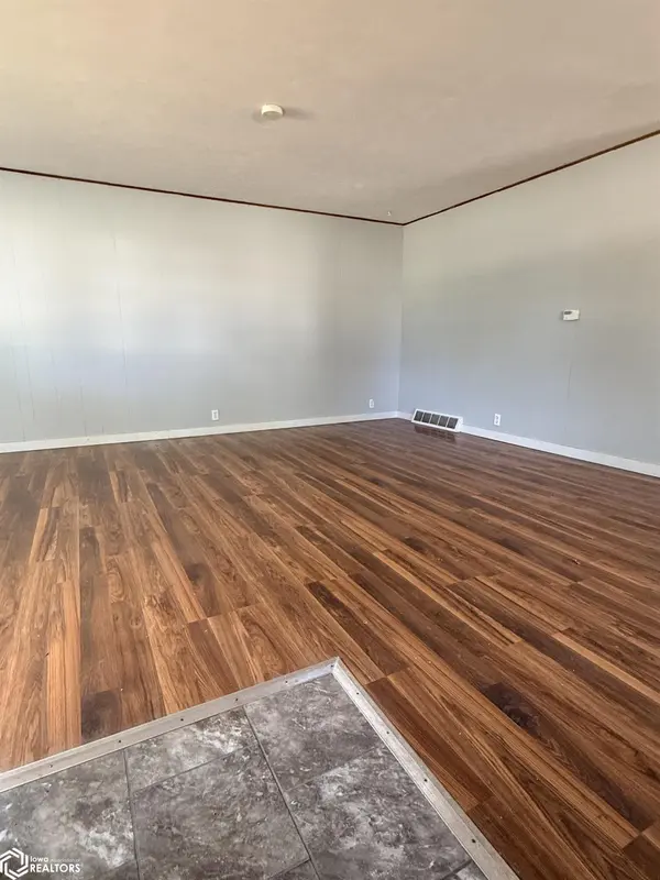 402 W Pleasant Valley ST, Sigourney, IA 52591