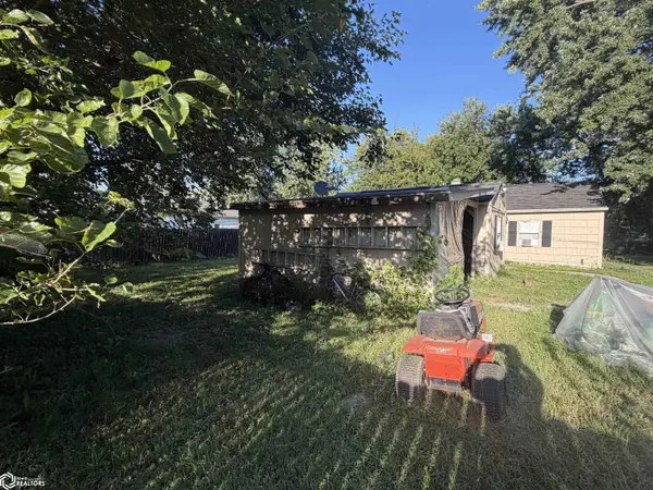 201 1/2 E Fillmore AVE, Fairfield, IA 52556