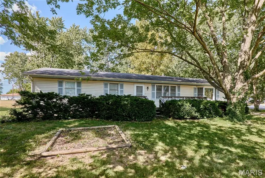 5 E Bibb DR, Bowling Green, MO 63334