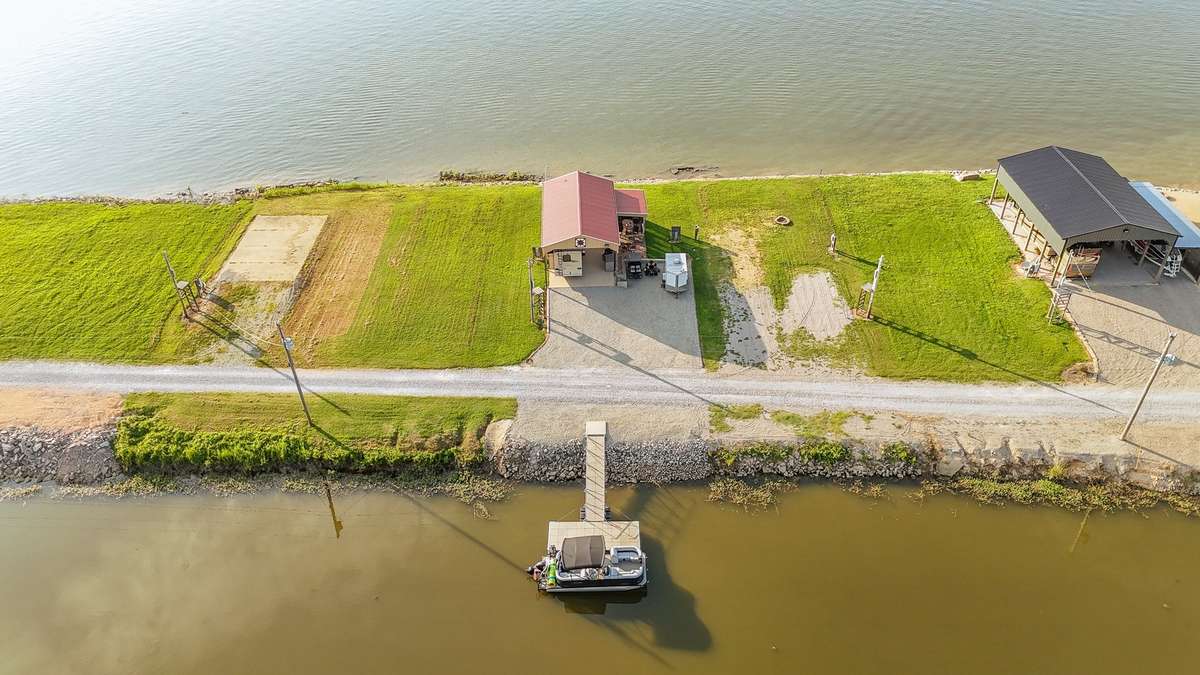 1139 River Front Dr, Clifton, TN 38425