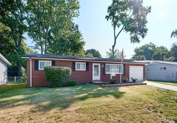 1370 Acredale DR, Florissant, MO 63033