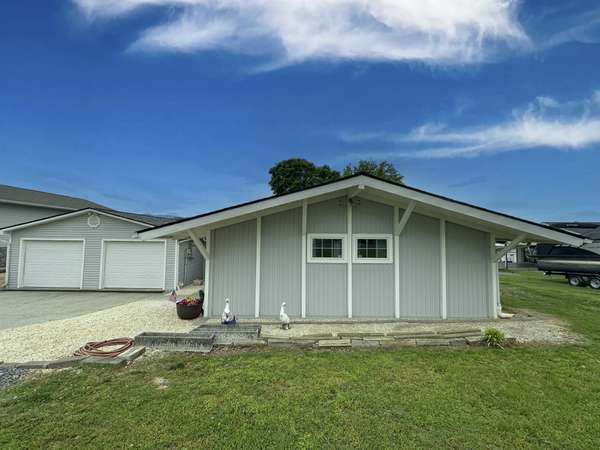 1648 Canal Ln, Dandridge, TN 37725