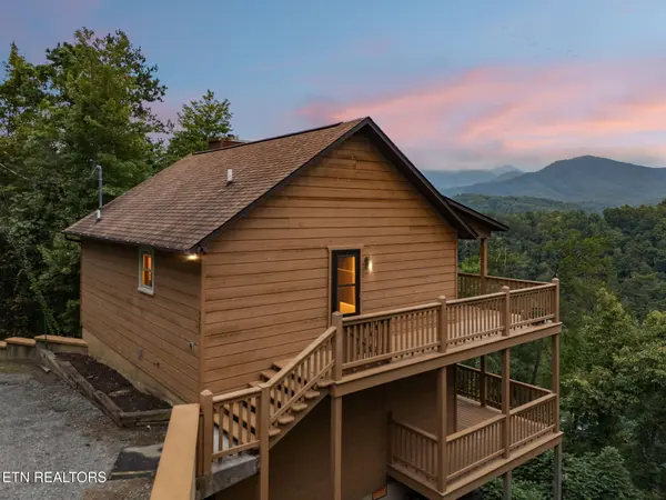 4429 New Pioneer Tr, Pigeon Forge, TN 37863