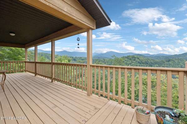 4429 New Pioneer Tr, Pigeon Forge, TN 37863