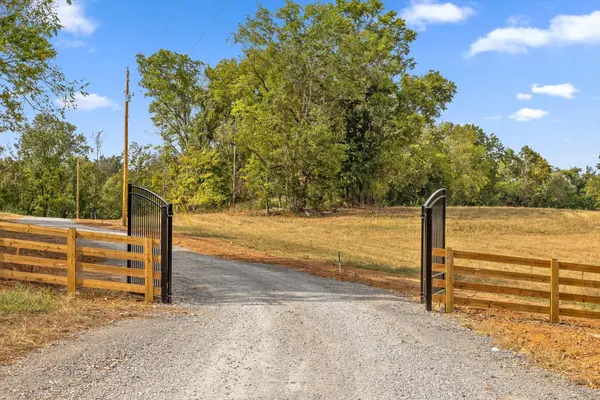 7 Sturgeon Creek Road, Cedar Hill, TN 37032