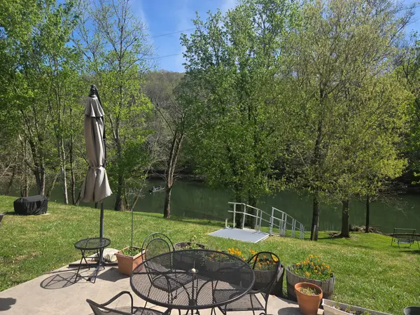 906 Riverside Cir, Celina, TN 38551