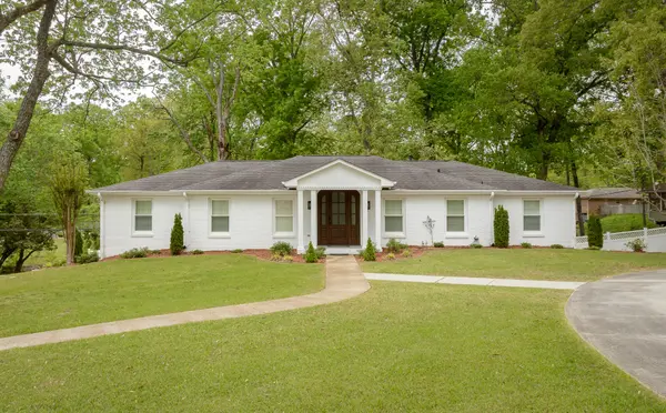 102 Colonial Dr, Florence, AL 35633