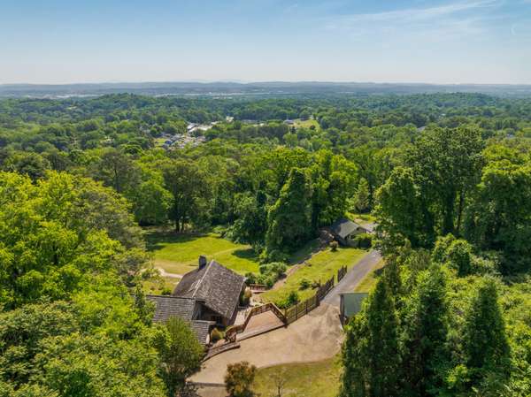 2910 Crest Terrace Drive, Chattanooga, TN 37404