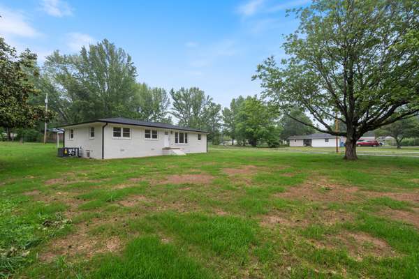 113 Brook St, Mc Ewen, TN 37101