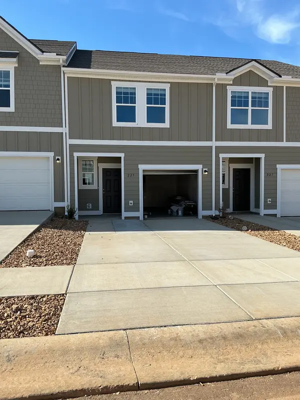 225 Darlington Drive,  Dickson,  TN 37055