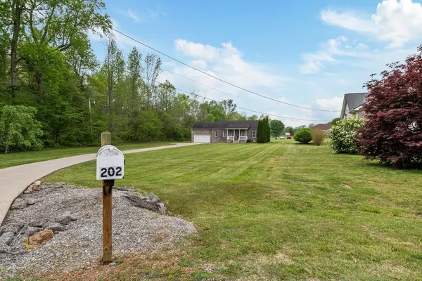 202 Parkside Ln, Burns, TN 37029