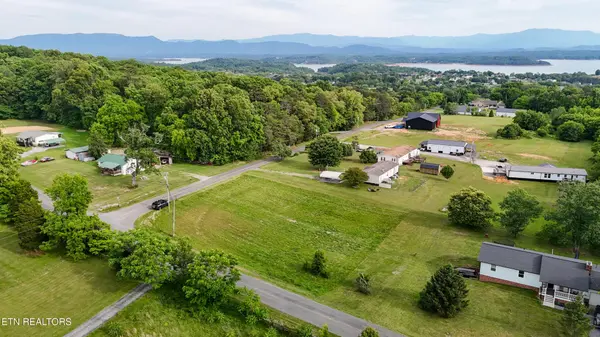 2 Wells Spring Rd, Dandridge, TN 37725
