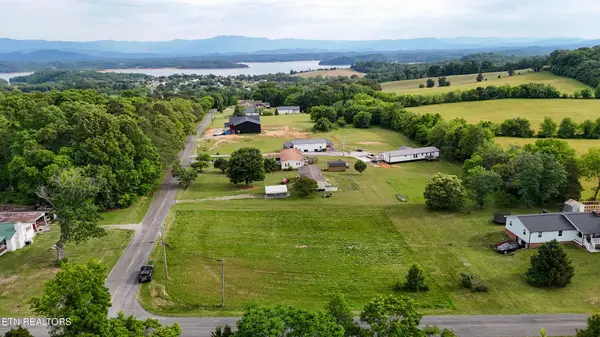 2 Wells Spring Rd, Dandridge, TN 37725