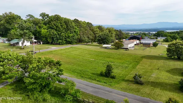 2 Wells Spring Rd, Dandridge, TN 37725