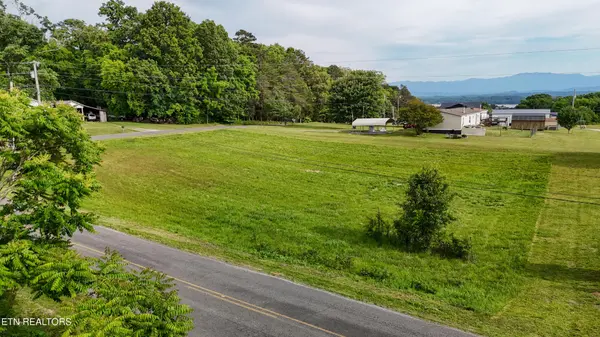 2 Wells Spring Rd, Dandridge, TN 37725