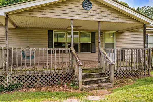 1005 Briarwood Dr, Charlotte, TN 37036