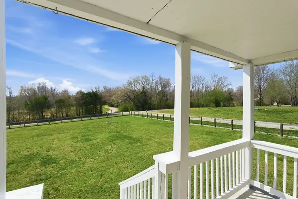 1041 Twin Creek Rd, Charlotte, TN 37036