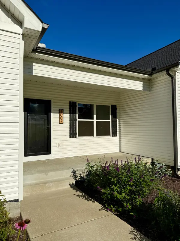 1007 Edgewood Dr, Dickson, TN 37055
