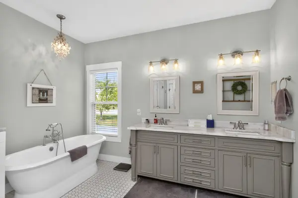 106 Renee Ct, Cottontown, TN 37048