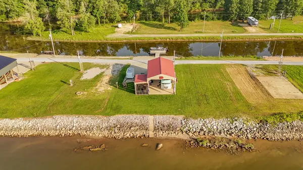 1139 River Front Dr, Clifton, TN 38425