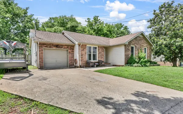 1422 Honeysuckle Ln, Clarksville, TN 37040
