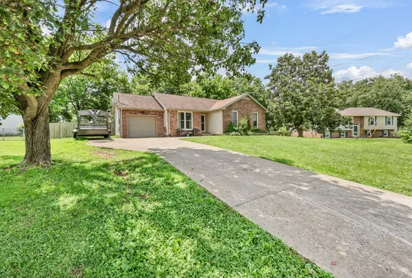 1422 Honeysuckle Ln, Clarksville, TN 37040