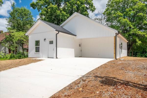 318 1st Ave, Lawrenceburg, TN 38464